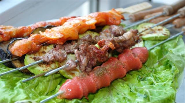 在家也能吃烤串，自制烧烤很是卫生，想吃什么就烤什么