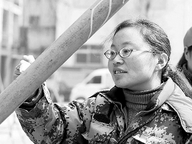 求职不顺利，北大女硕士放弃“北漂”回到河南，为生活学做油漆工