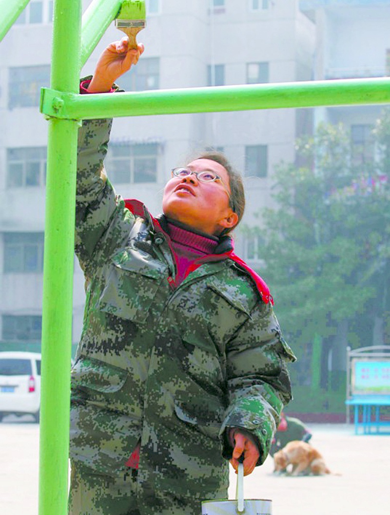 求职不顺利，北大女硕士放弃“北漂”回到河南，为生活学做油漆工