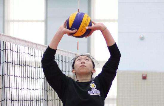 杨艺虽不像李盈莹 那样满缀光环吸晴 但她却是球队里面润滑油