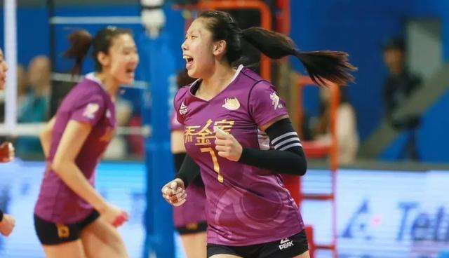 杨艺虽不像李盈莹 那样满缀光环吸晴 但她却是球队里面润滑油