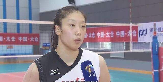 杨艺虽不像李盈莹 那样满缀光环吸晴 但她却是球队里面润滑油