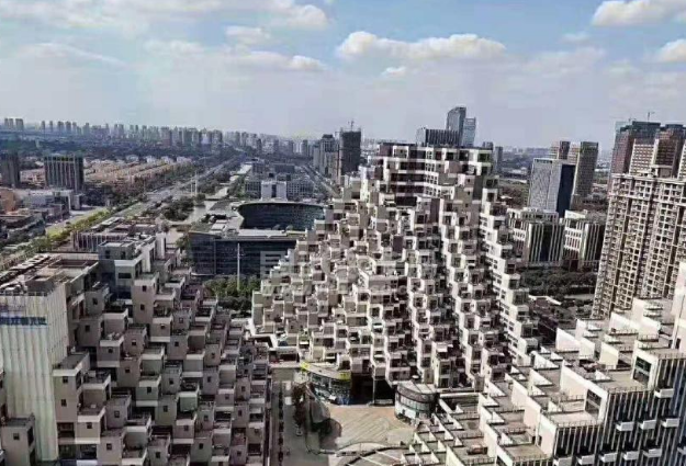 最独特的“金字塔大楼”：探访邻居不用爬楼梯，却被吐槽像公墓？