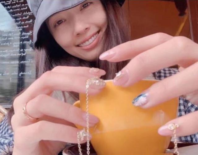 有种炫富叫郭碧婷的美甲，镶钻加珍珠，网友：贫穷限制了想象力