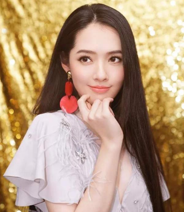 有种炫富叫郭碧婷的美甲，镶钻加珍珠，网友：贫穷限制了想象力