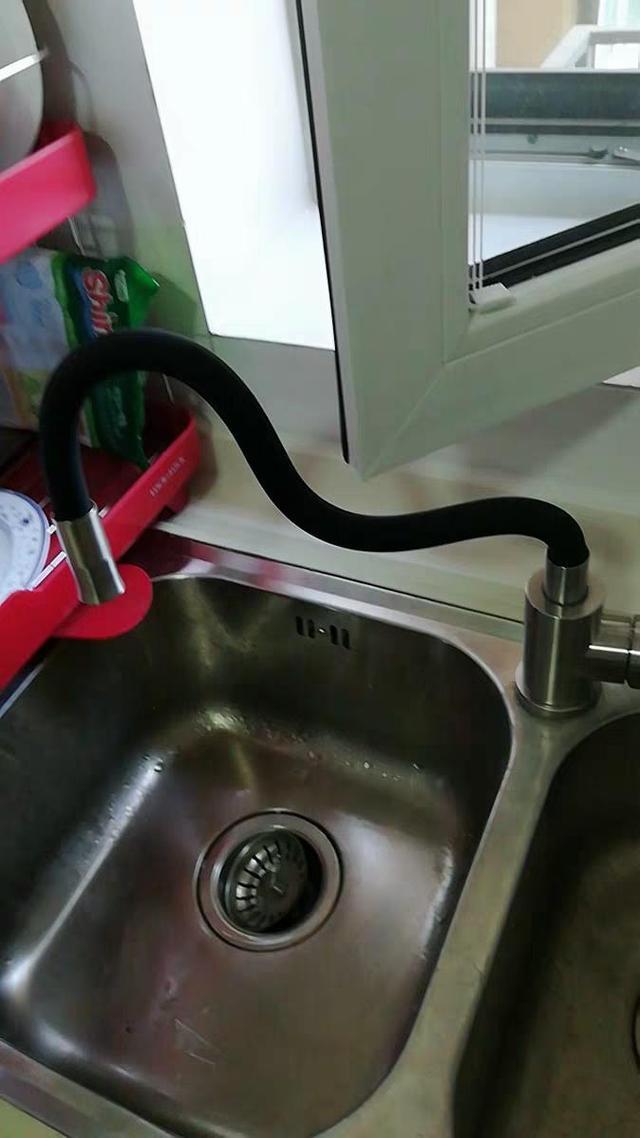 厨房水龙头挡住内开窗，开不了！邻居：拆啥窗？直接换这种水龙头