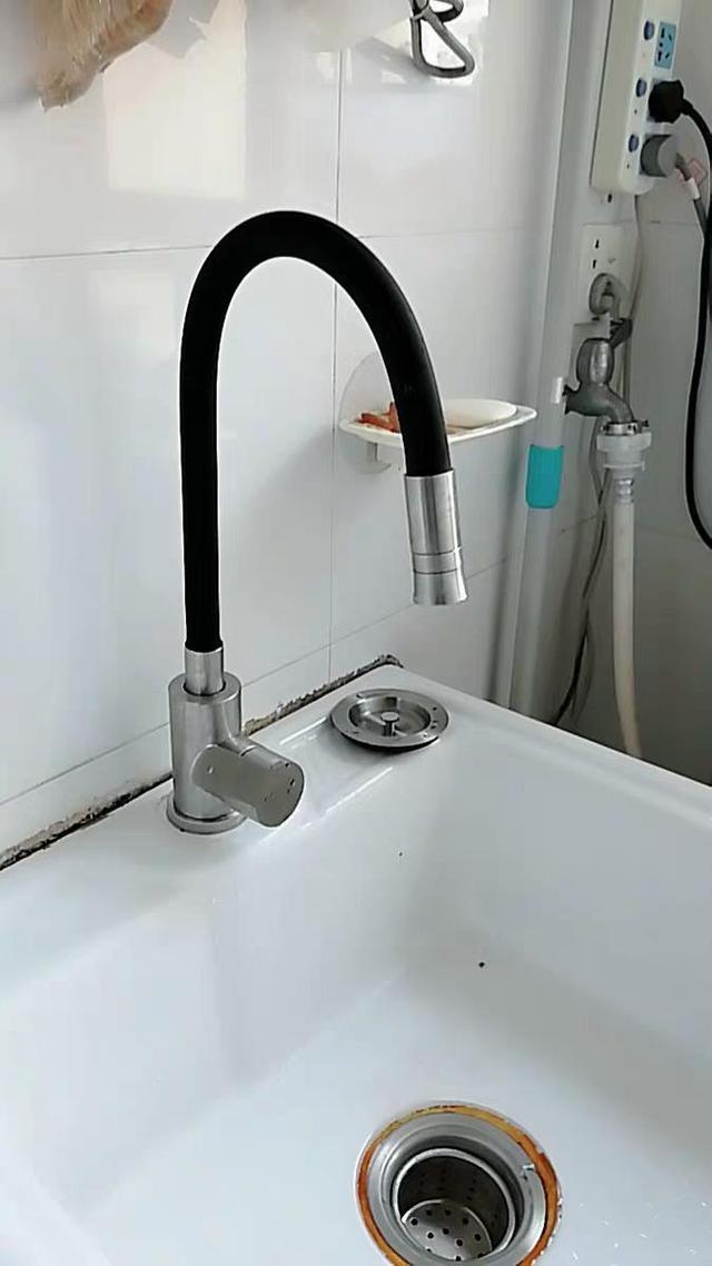 厨房水龙头挡住内开窗，开不了！邻居：拆啥窗？直接换这种水龙头