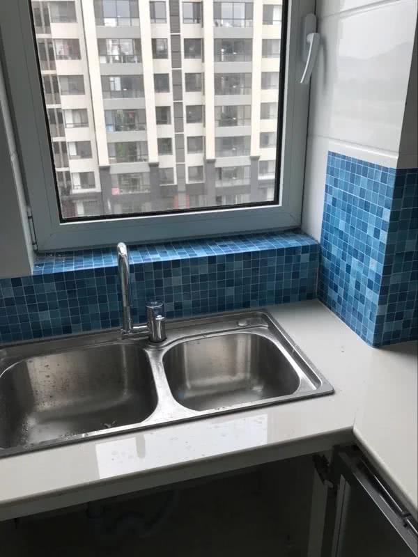 厨房水龙头挡住内开窗，开不了！邻居：拆啥窗？直接换这种水龙头