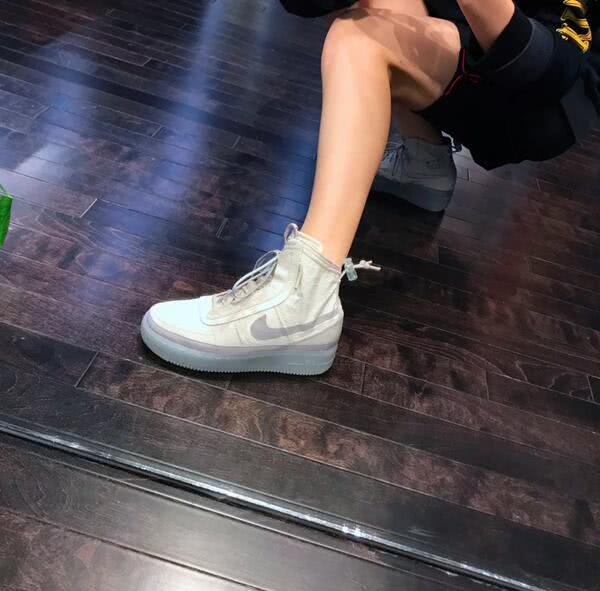 耐克AF1又来抢钱了！冲锋衣防水面料，透明底怎么穿都好看！