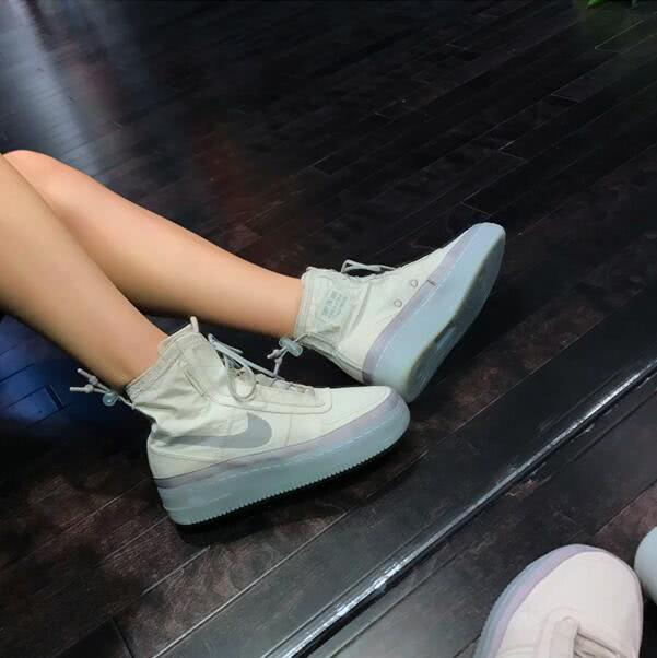 耐克AF1又来抢钱了！冲锋衣防水面料，透明底怎么穿都好看！