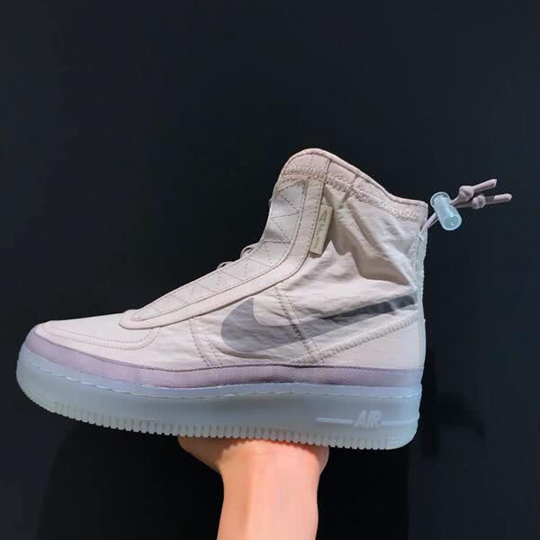 耐克AF1又来抢钱了！冲锋衣防水面料，透明底怎么穿都好看！