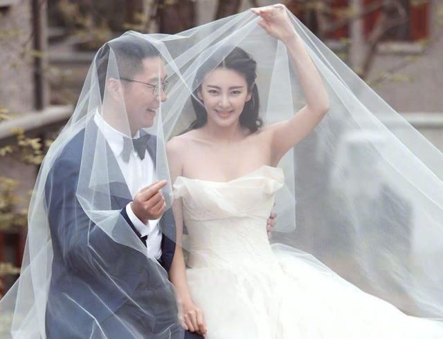 张雨绮素颜照，原相机怼脸拍一样能hold，脸感觉没啥变化