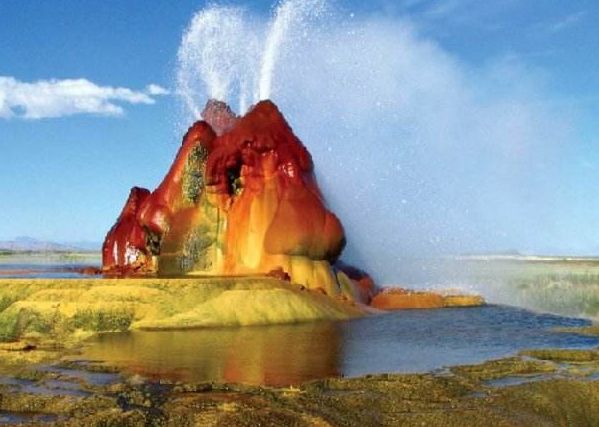世界上最“奇特”的喷泉，位于火山之上，火山运动时便会出现