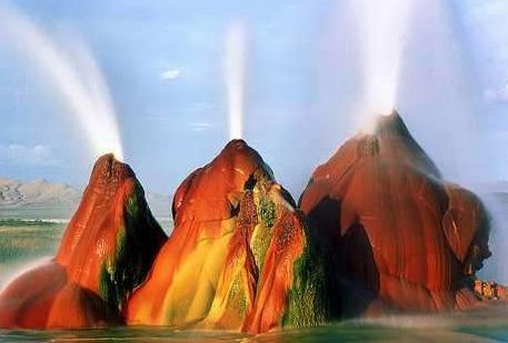 世界上最“奇特”的喷泉，位于火山之上，火山运动时便会出现
