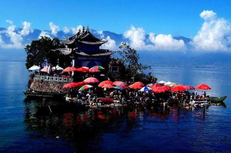 云南一个寺庙，被小吃摊包围，墙都被烧烤的油烟熏黑了！
