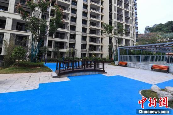 长沙一楼盘建“塑胶人工湖”引发网络热议