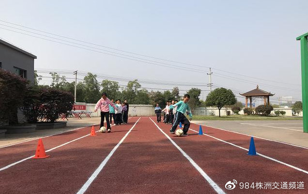 煤渣路变塑胶跑道  天元城管帮月塘学校的孩子们实现“微心愿”