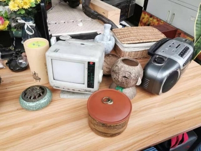 收音机缝纫机受欢迎 老款自行车不便宜