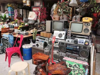 收音机缝纫机受欢迎 老款自行车不便宜