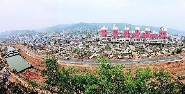 山西一名字非常难写的县，境内最著名景点是小西天，特产是金梨