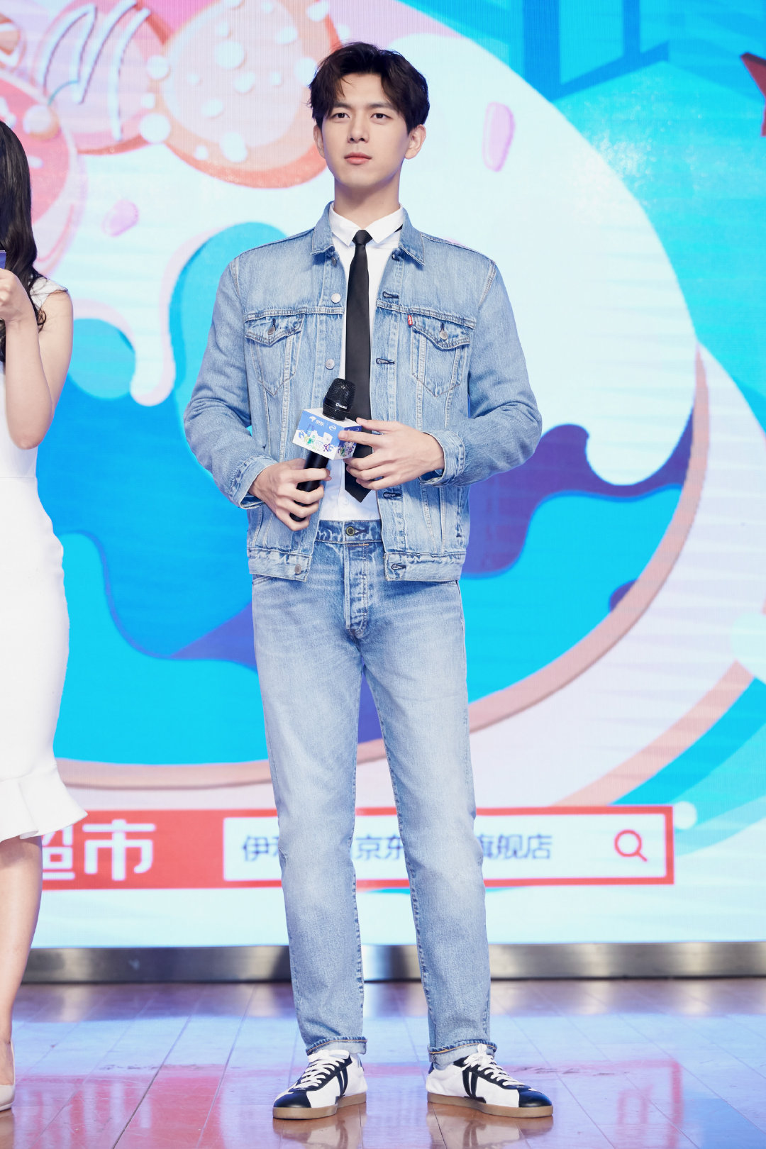 @李现ing 身穿复古牛仔装出席活动，搭配白衬衫与黑领带