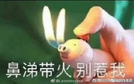 囧哥:小区宣称有湖，实际塑胶地刷蓝色…因场面过于荒谬而走红