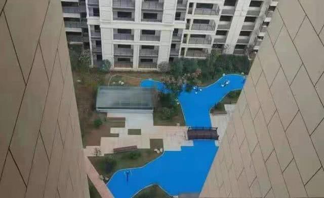 把业主当傻子！这个楼盘人工湖竟是塑胶做的