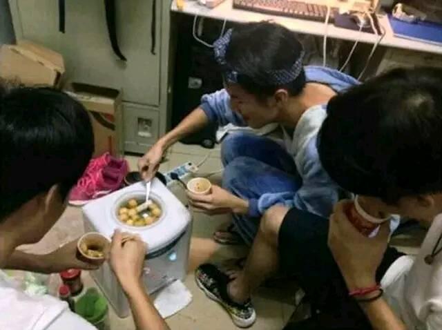 被大学生活逼出来的杰作，用饮水机吃火锅，啤酒瓶做烧烤