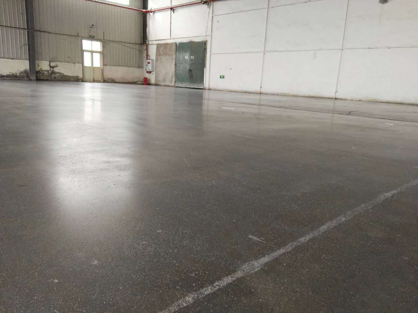 水磨石地面和混凝土密封固化剂地坪的对比