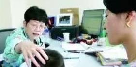 2岁女儿误吃干燥剂，妈妈的紧急处理方法，让医生都称赞