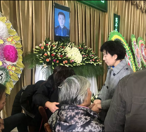 石晶巡视员代表省生态环境厅来九江吊唁三名因公殉职环保卫士并慰问其家属