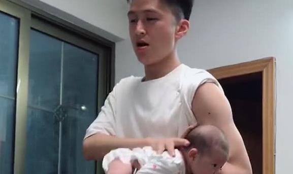 戏精版奶爸健身带娃两不误火了，大概是见过最贵的“器材”