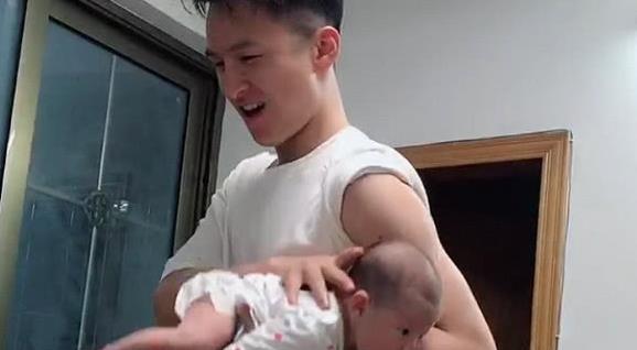 戏精版奶爸健身带娃两不误火了，大概是见过最贵的“器材”