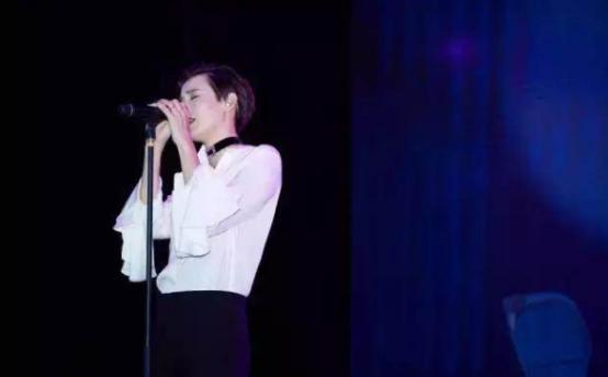 看宋佳的私服衣柜,各种时尚单品大集合,帅气随性是她的穿搭原则