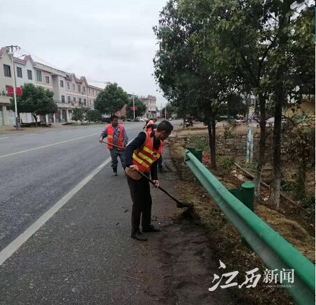 万安公路人冬季忙养护
