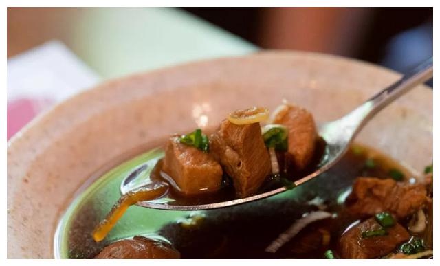 油条绿豆沙，生姜苏打水，缝纫机餐桌...这家复古小店绝了