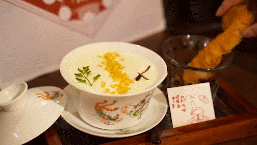 油条绿豆沙，生姜苏打水，缝纫机餐桌...这家复古小店绝了