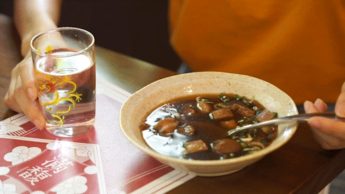 油条绿豆沙，生姜苏打水，缝纫机餐桌...这家复古小店绝了