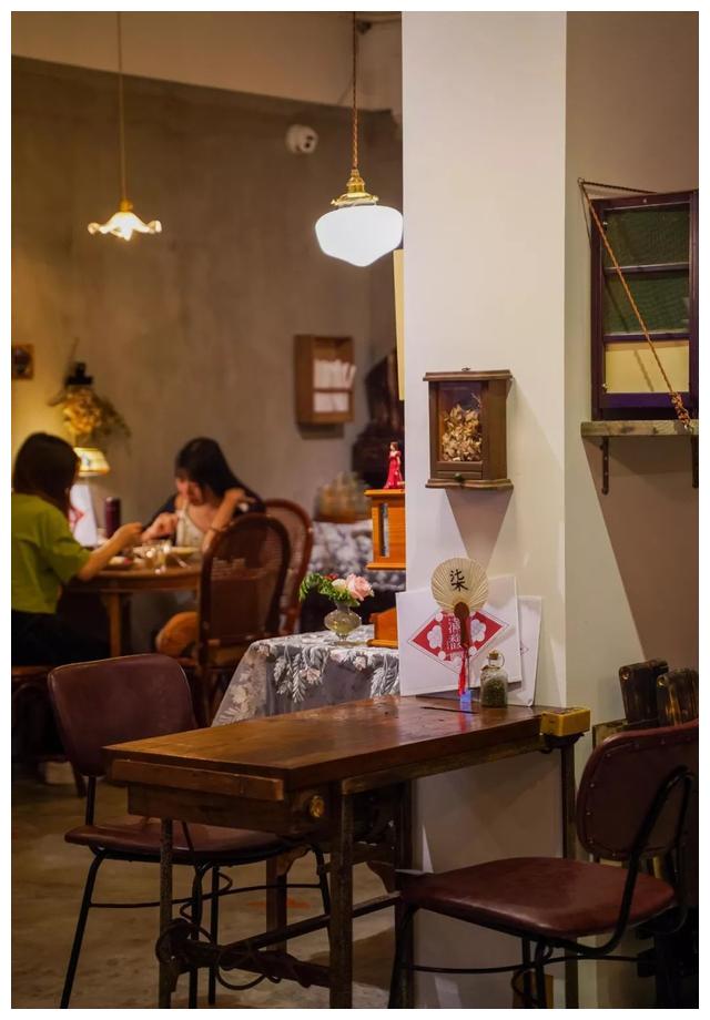 油条绿豆沙，生姜苏打水，缝纫机餐桌...这家复古小店绝了