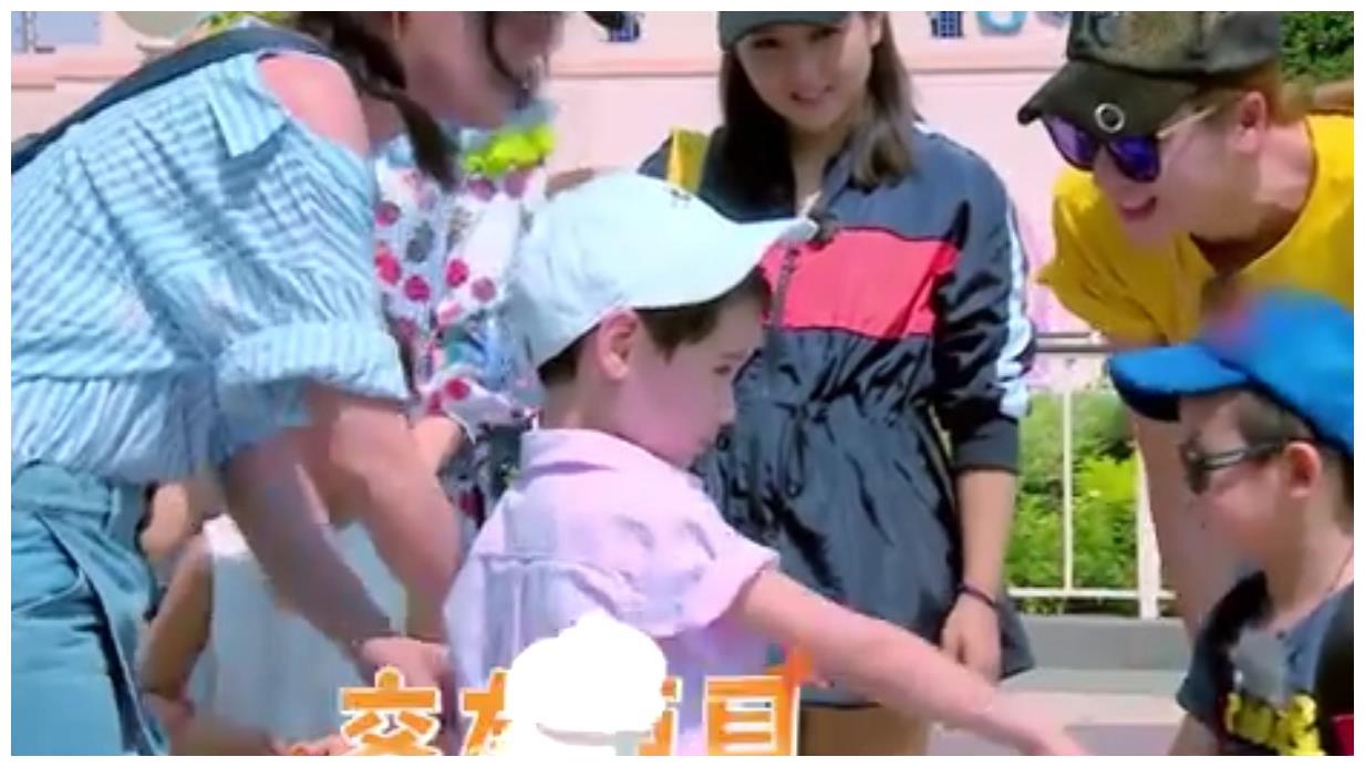 蒋丽莎刚出现就被调侃，小螺丝一脸担忧，妈妈也要“共享”？