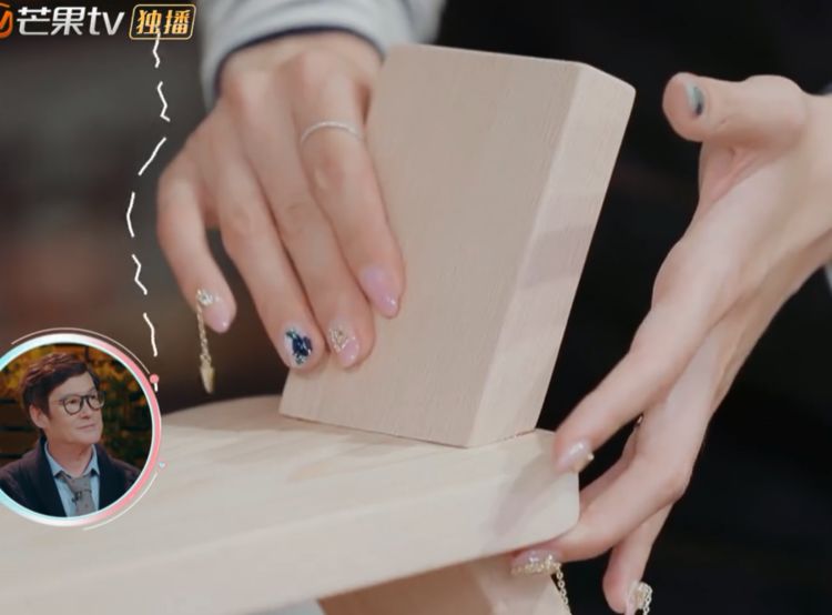 郭碧婷做手工木马，无意间带火一款“链条美甲”，不愧是阔太生活