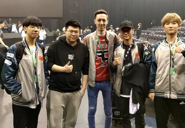 PGC决赛在即,蜜蜂仔透露韦神没电脑用,大富翁成了娱乐项目!