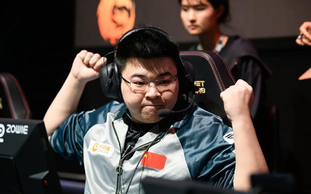 PGC决赛在即,蜜蜂仔透露韦神没电脑用,大富翁成了娱乐项目!