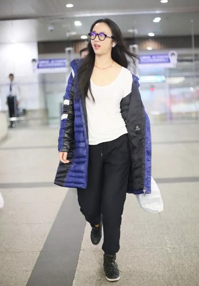 这才是坐飞机的服装,汤唯撞色羽绒服搭白T现身,女神无所畏惧