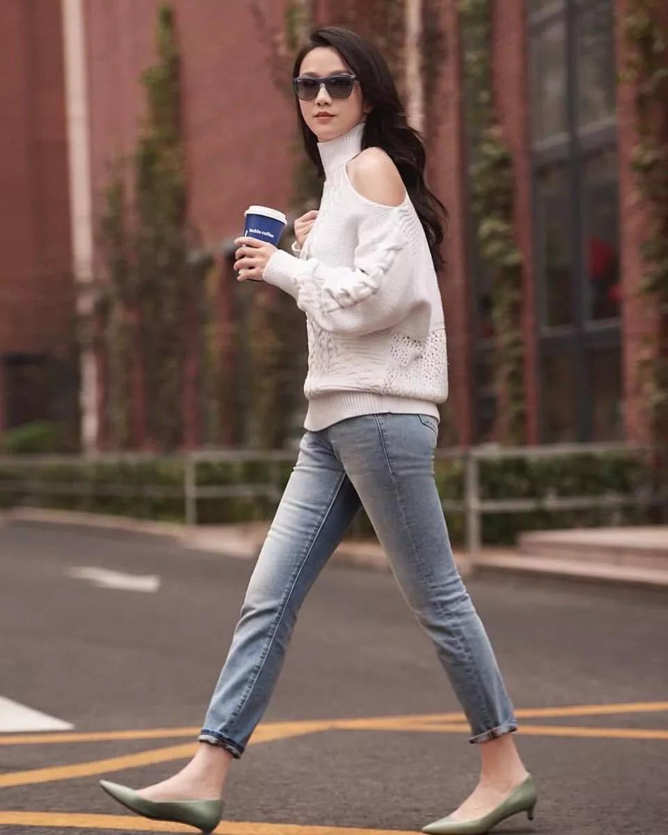 这才是坐飞机的服装,汤唯撞色羽绒服搭白T现身,女神无所畏惧