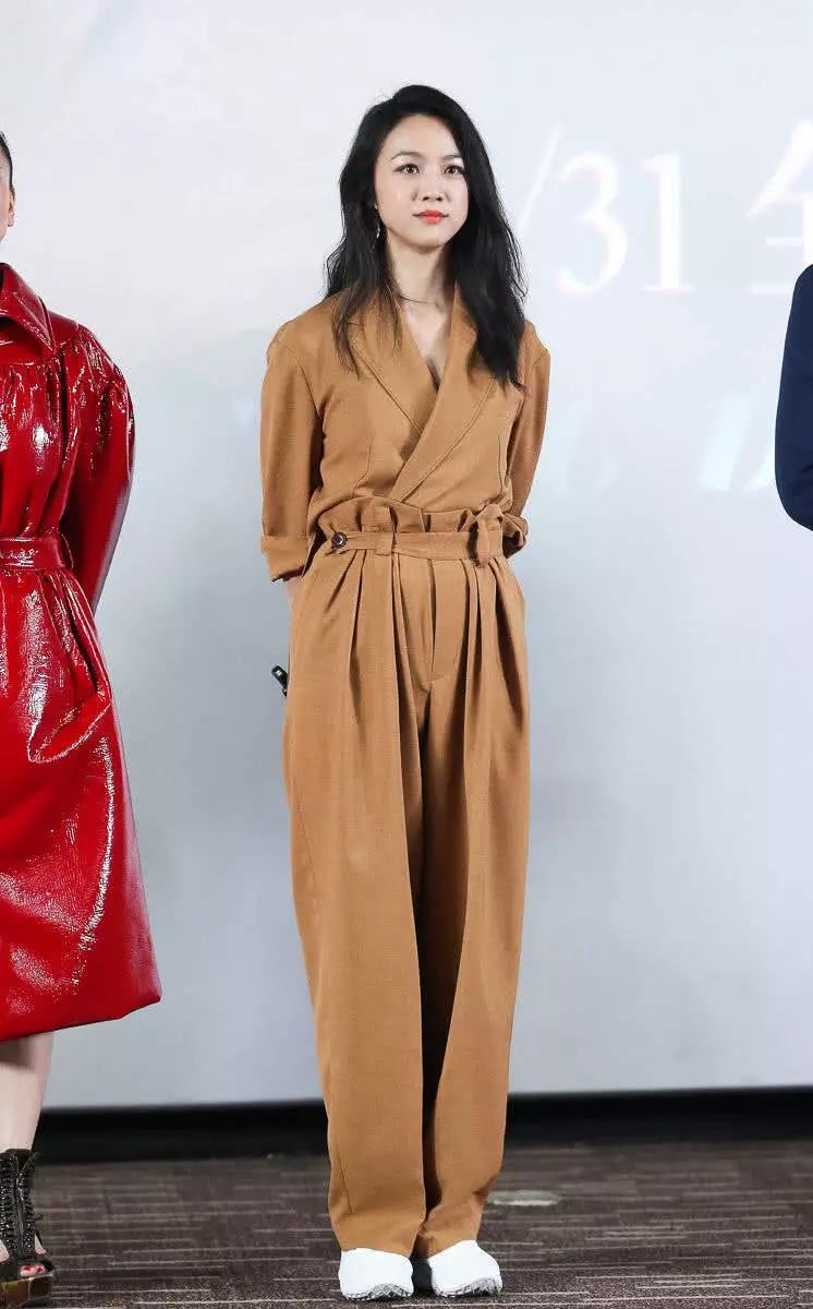 这才是坐飞机的服装,汤唯撞色羽绒服搭白T现身,女神无所畏惧