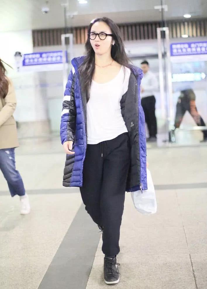 这才是坐飞机的服装,汤唯撞色羽绒服搭白T现身,女神无所畏惧