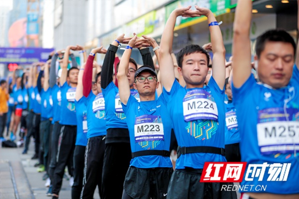 500跑者共攀绿地中心 2019中国楼梯竞速联赛长沙站开赛