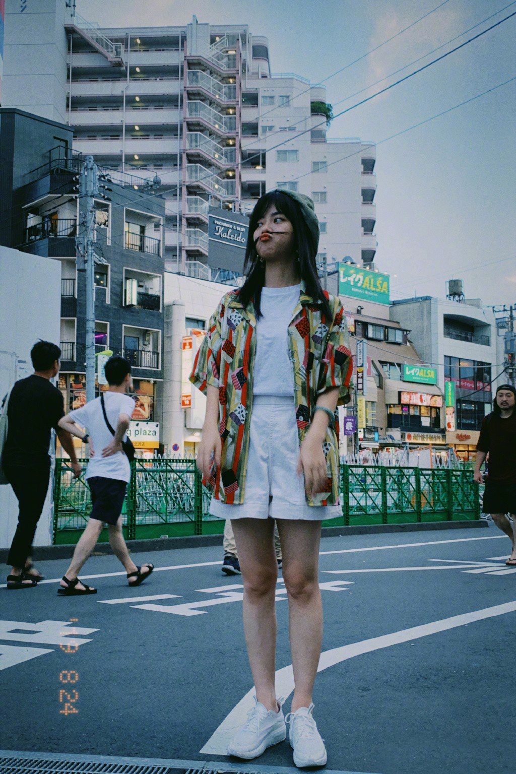谭松韵认真过冬，黑色棉衣裹到脚踝，配卷发针织帽变呆萌少女