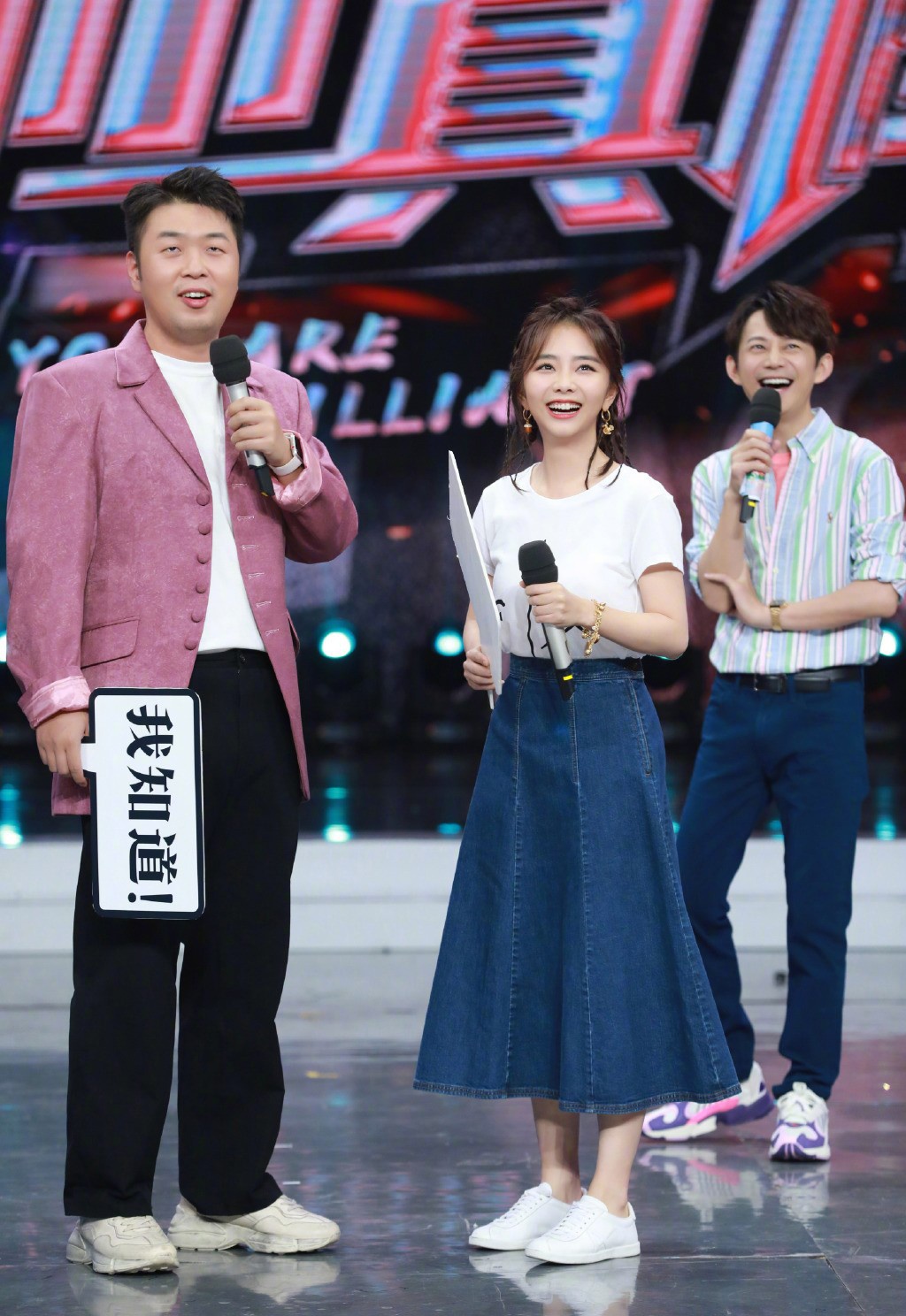 谭松韵认真过冬，黑色棉衣裹到脚踝，配卷发针织帽变呆萌少女